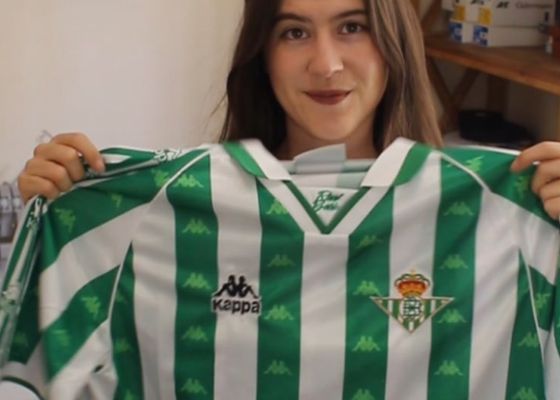 Una seguidora del Betis transforma una camiseta y la lía en redes sociales