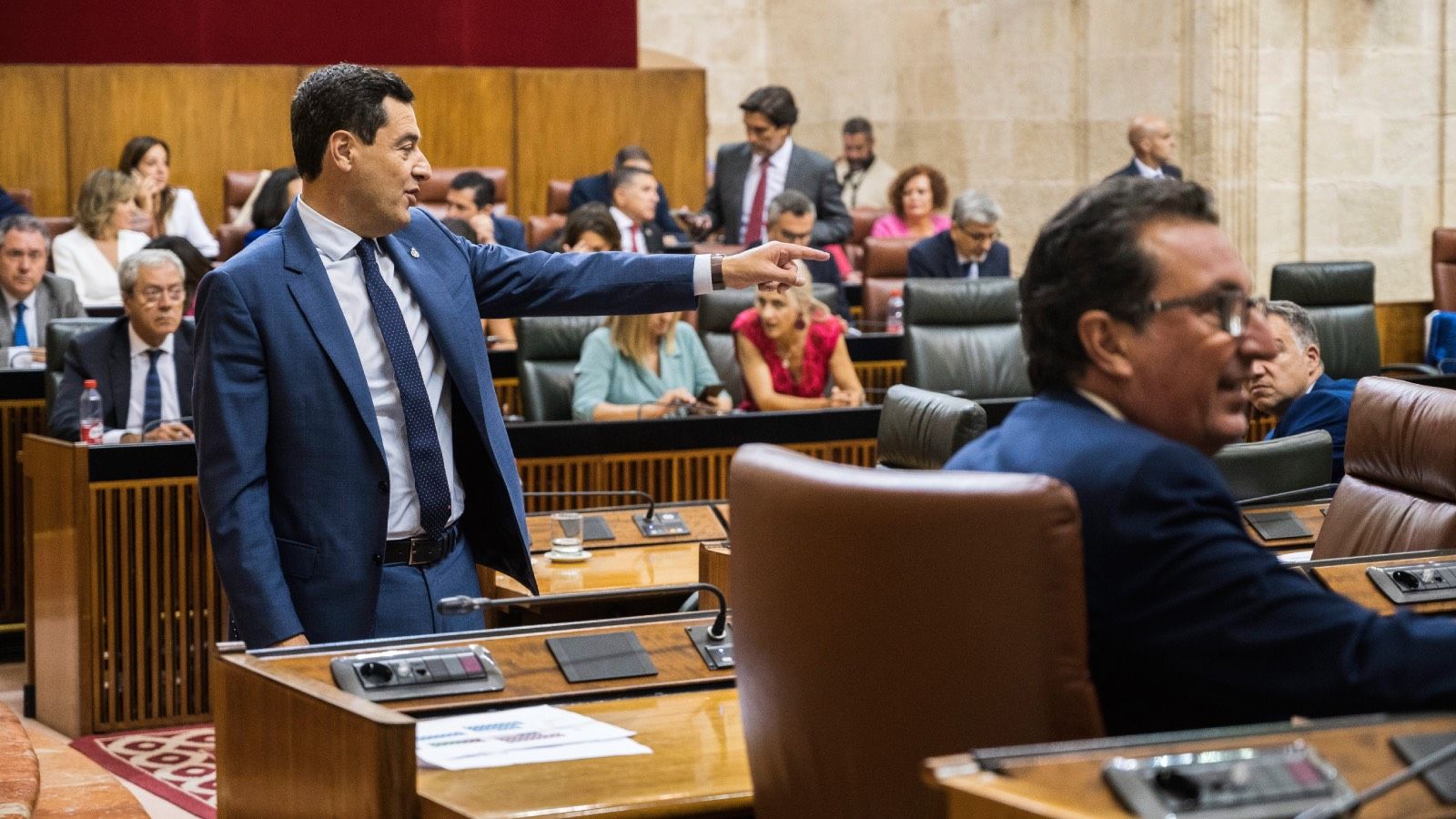 El Betis y la Conference 'incendian' el Parlamento de Andalucía