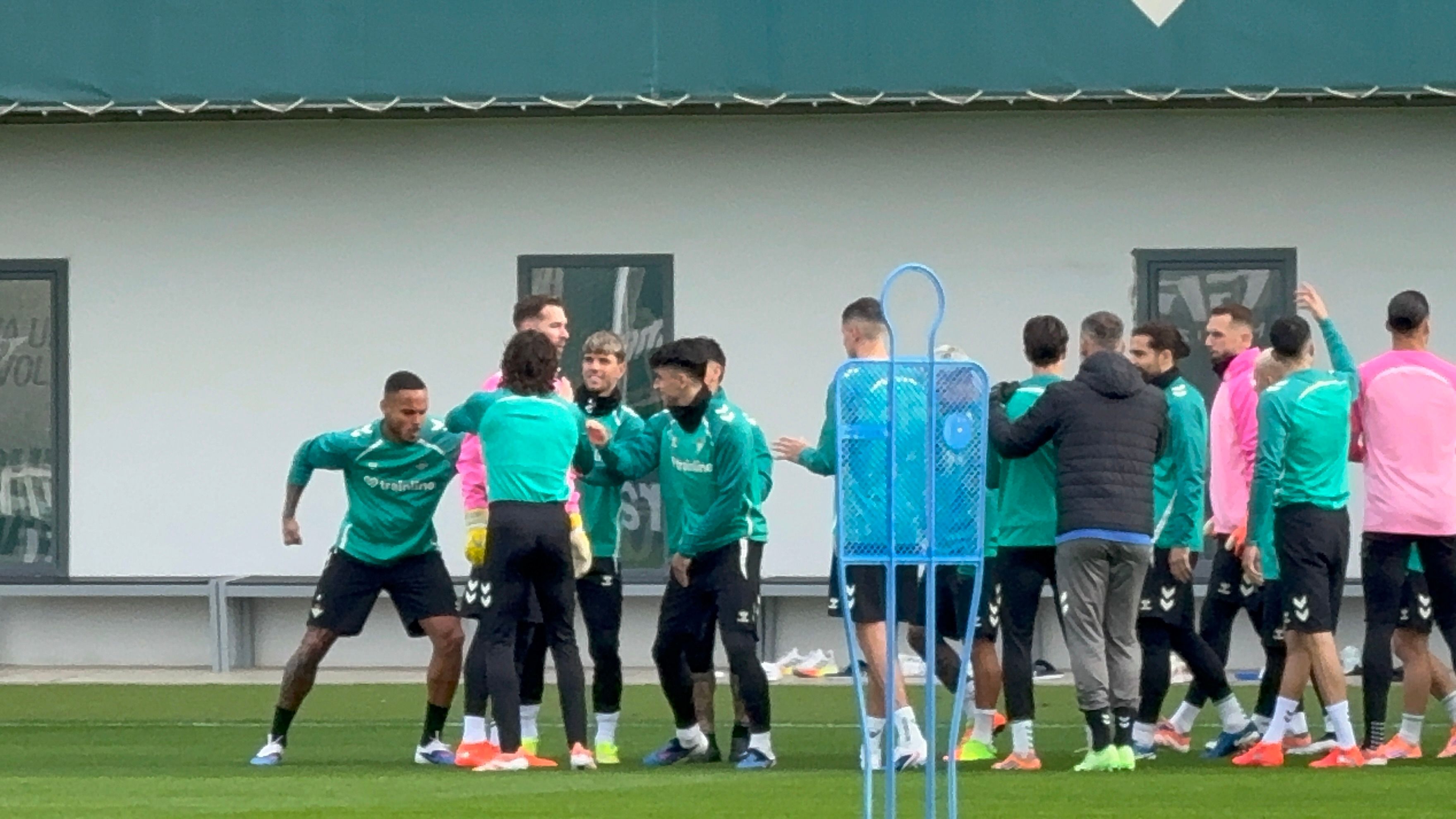 Adrián San Miguel protagoniza la sesión antes de la batalla del Bernabéu