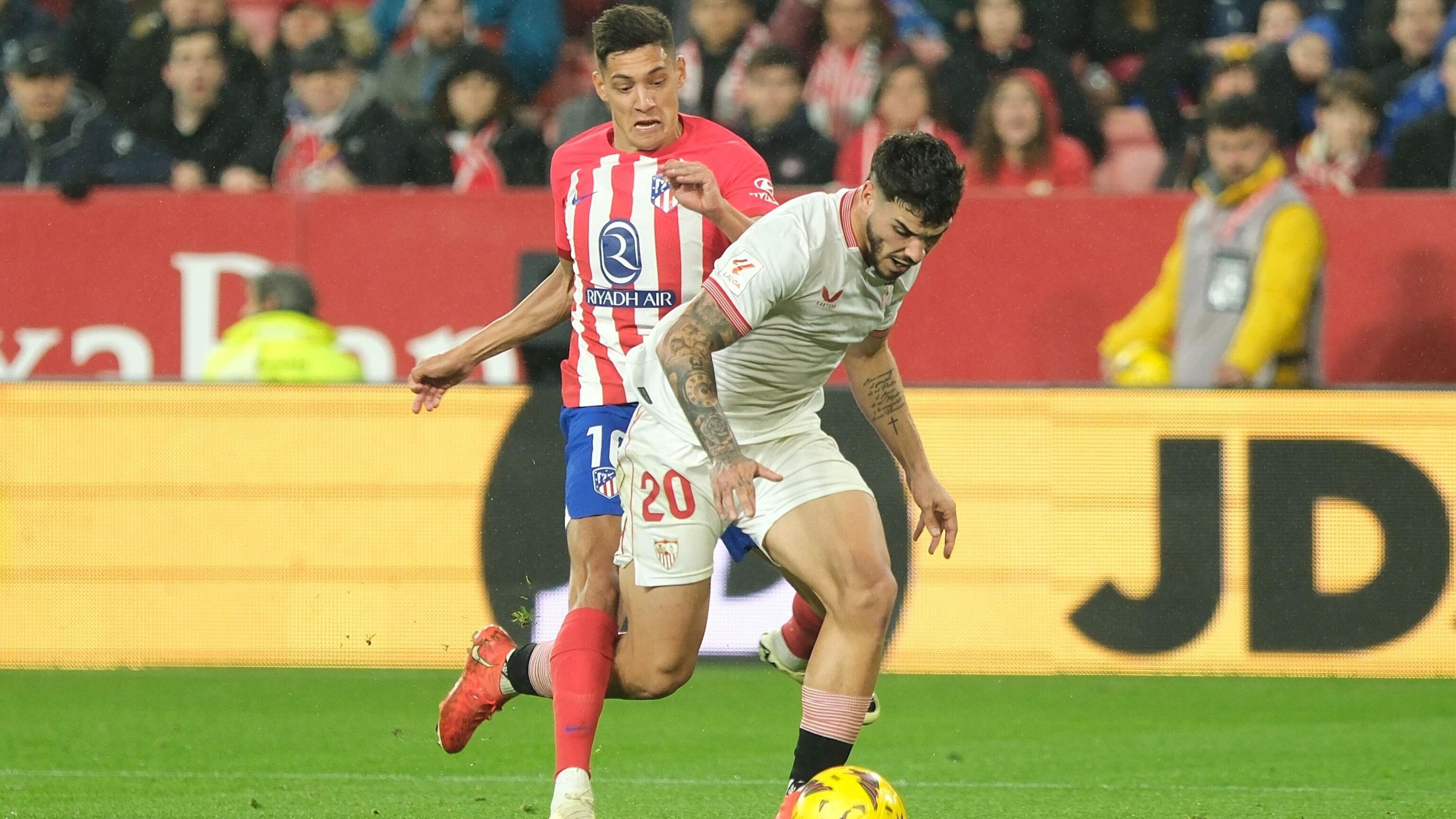 La polémica del Sevilla - Atlético: El increíble penalti a Isaac que Iglesias Villanueva ni señaló ni revisó