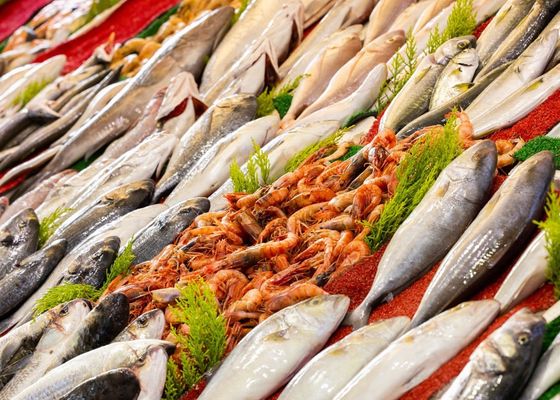 Un pescadero tira de la manta sobre un pescado muy consumido: "No todos son seguros"