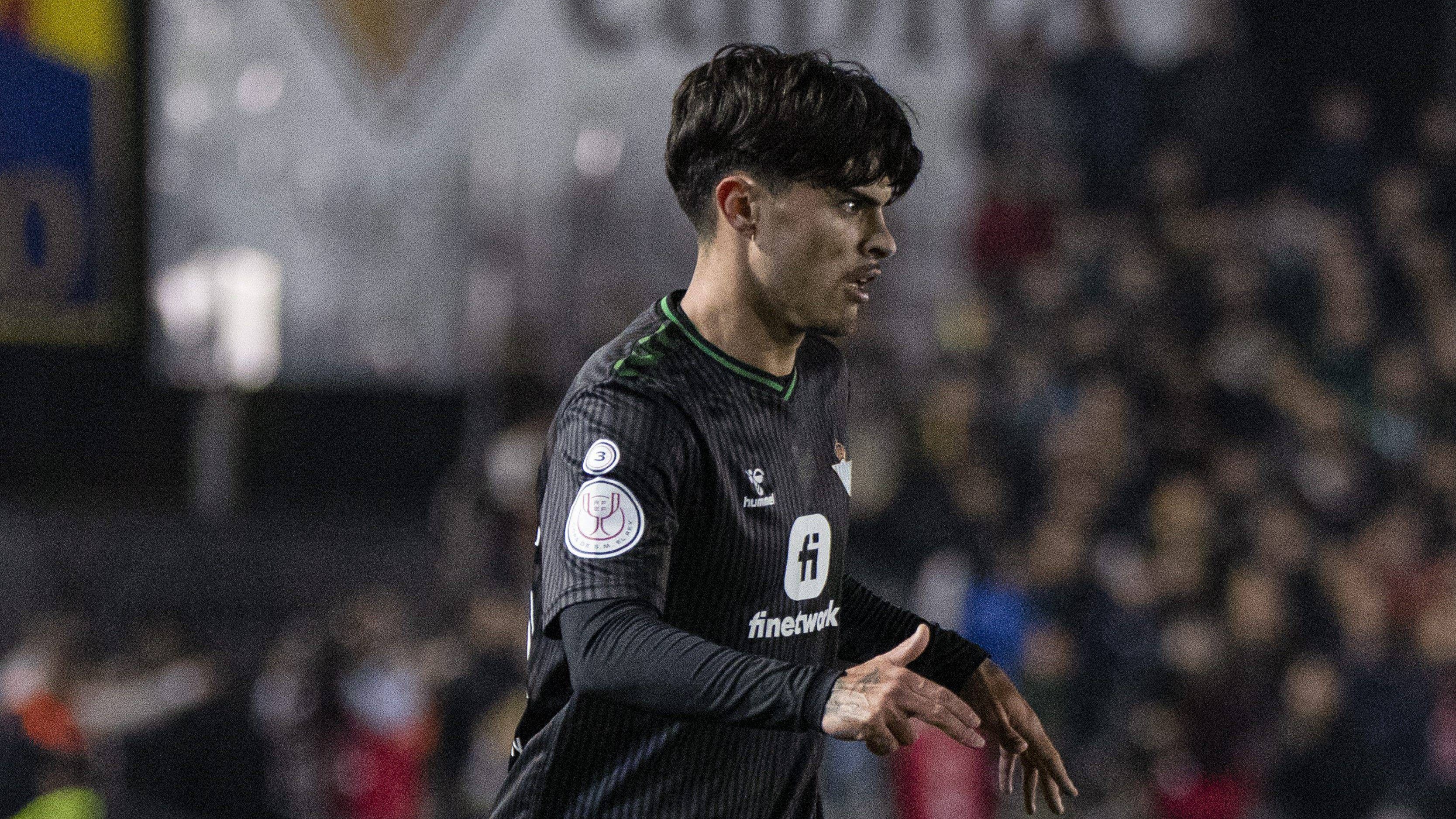 La salida de Juan Cruz del Betis se calienta y le toca decidir