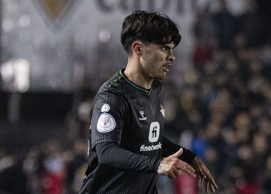 La salida de Juan Cruz del Betis se calienta y le toca decidir