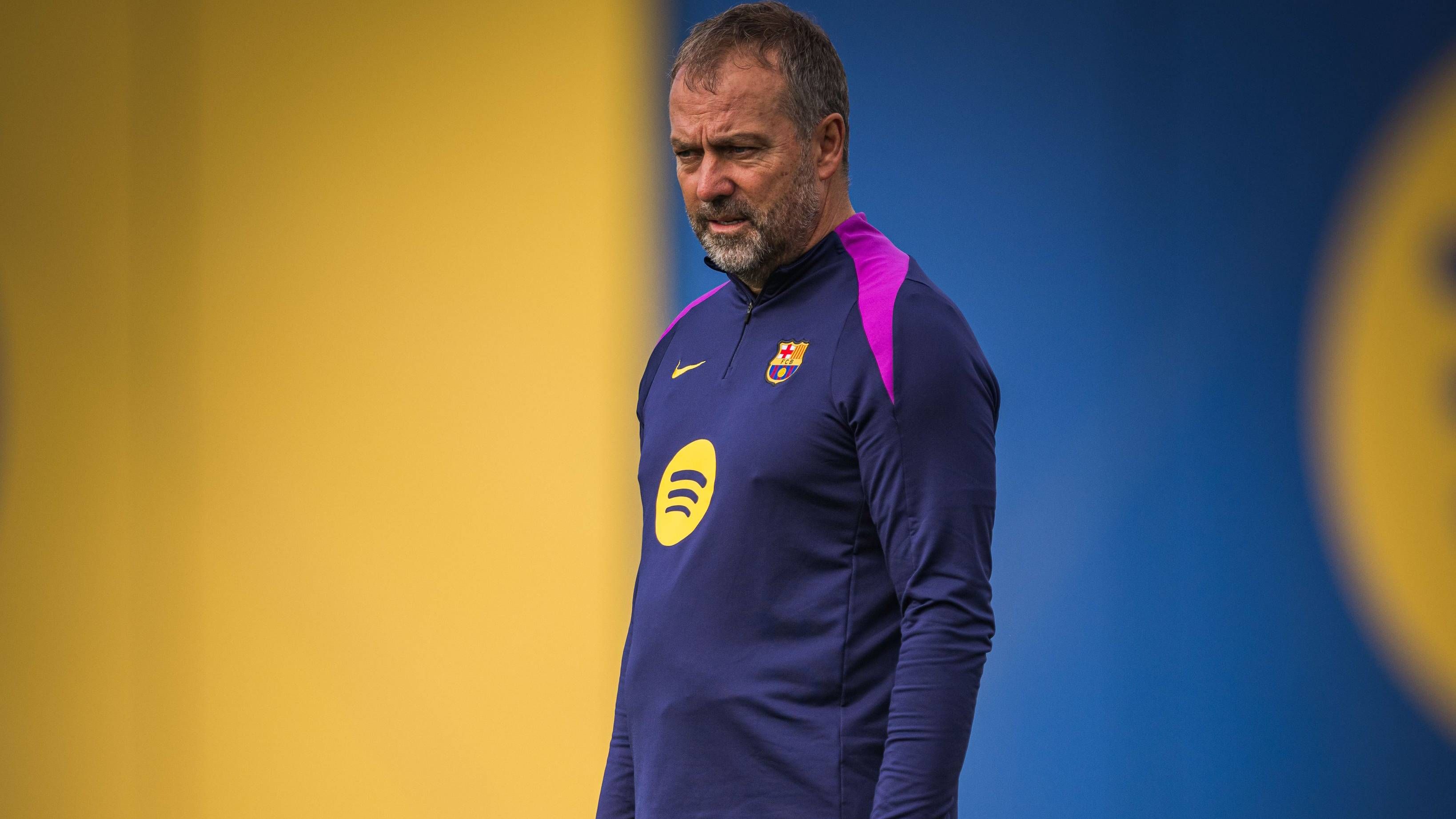 Flick habla de las lesiones: “Recuperamos a Lewy y Olmo, pero perdemos a Pedri. Nos sorprendió la lesión. Sólo notaba molestias"