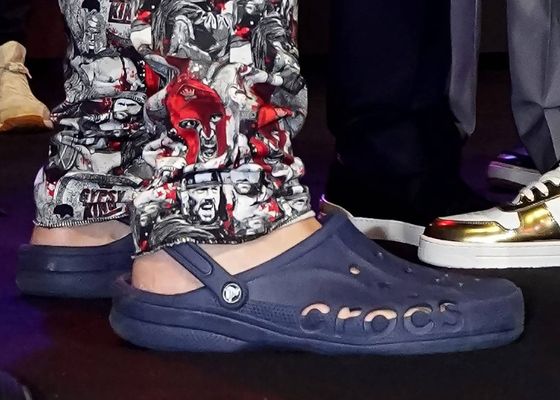 ¡Las auténticas y clásicas Crocs están a mitad de precio en Amazon!