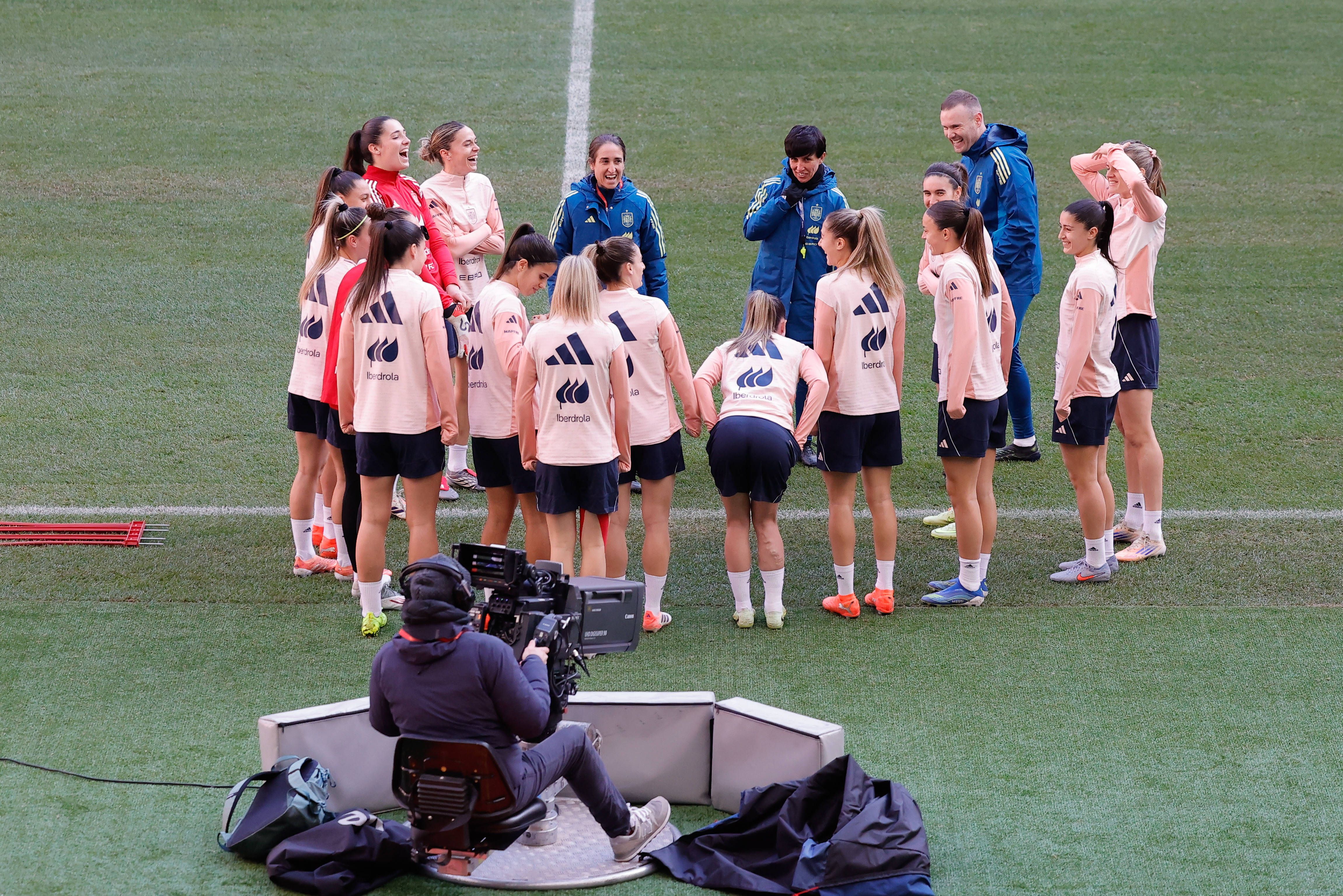 La convocatoria de Sonia Bermúdez para los partidos de España contra Islandia y Ucrania, clasificatorios para el Mundial: "Entrar es muy difícil; estamos encantados con el nivel"