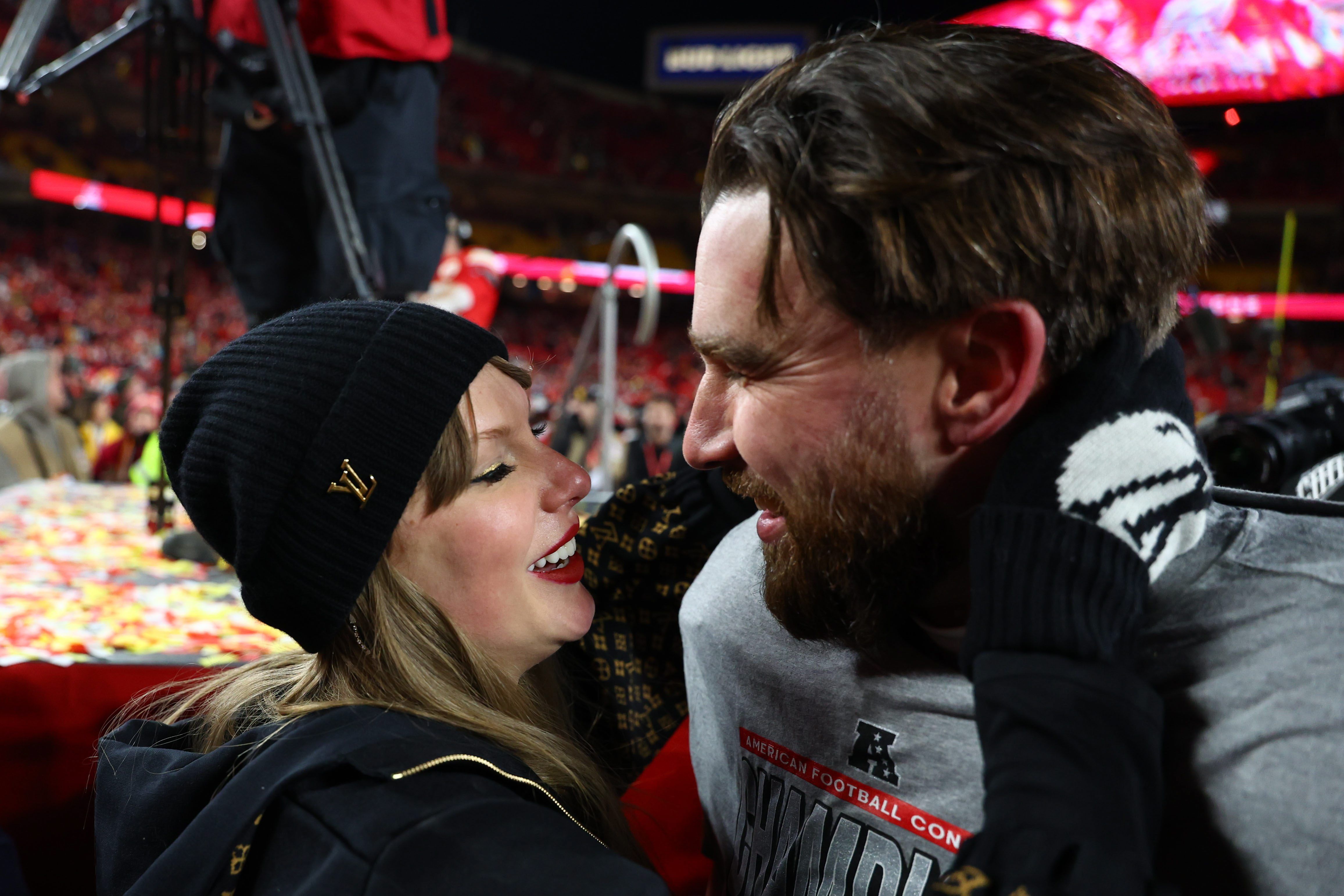 Taylor Swift hace oficial su compromiso con Travis Kelce