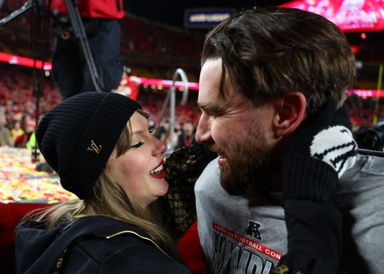 Taylor Swift hace oficial su compromiso con Travis Kelce 
