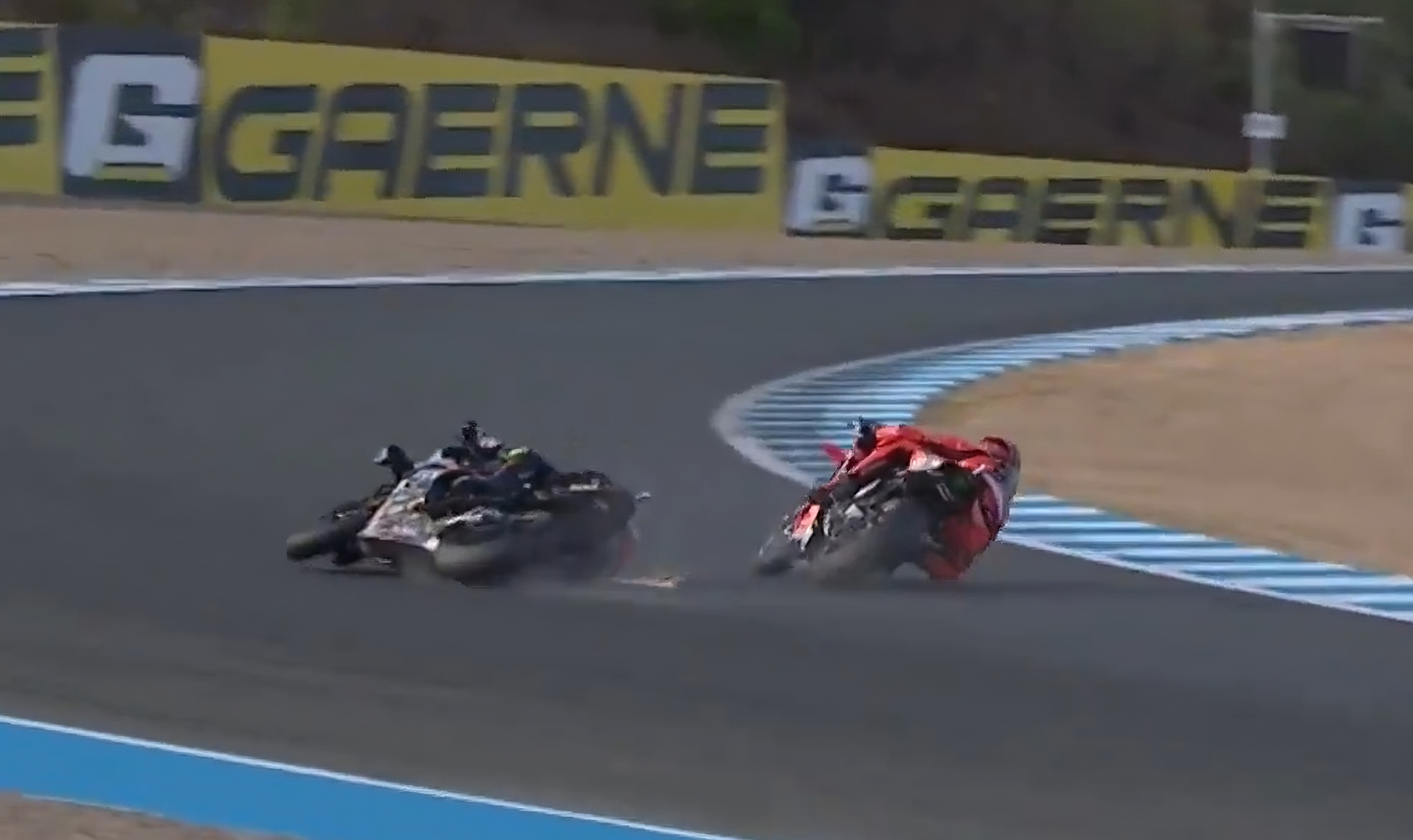Lío monumental en Superbikes: Bulega tira a Razgatlioglu e impide que sentencie el Mundial