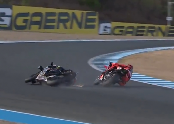 Lío monumental en Superbikes: Bulega tira a Razgatlioglu e impide que sentencie el Mundial