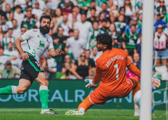 Villalibre destaca en su debut con el Racing anotando un gol y provocando un penalti 