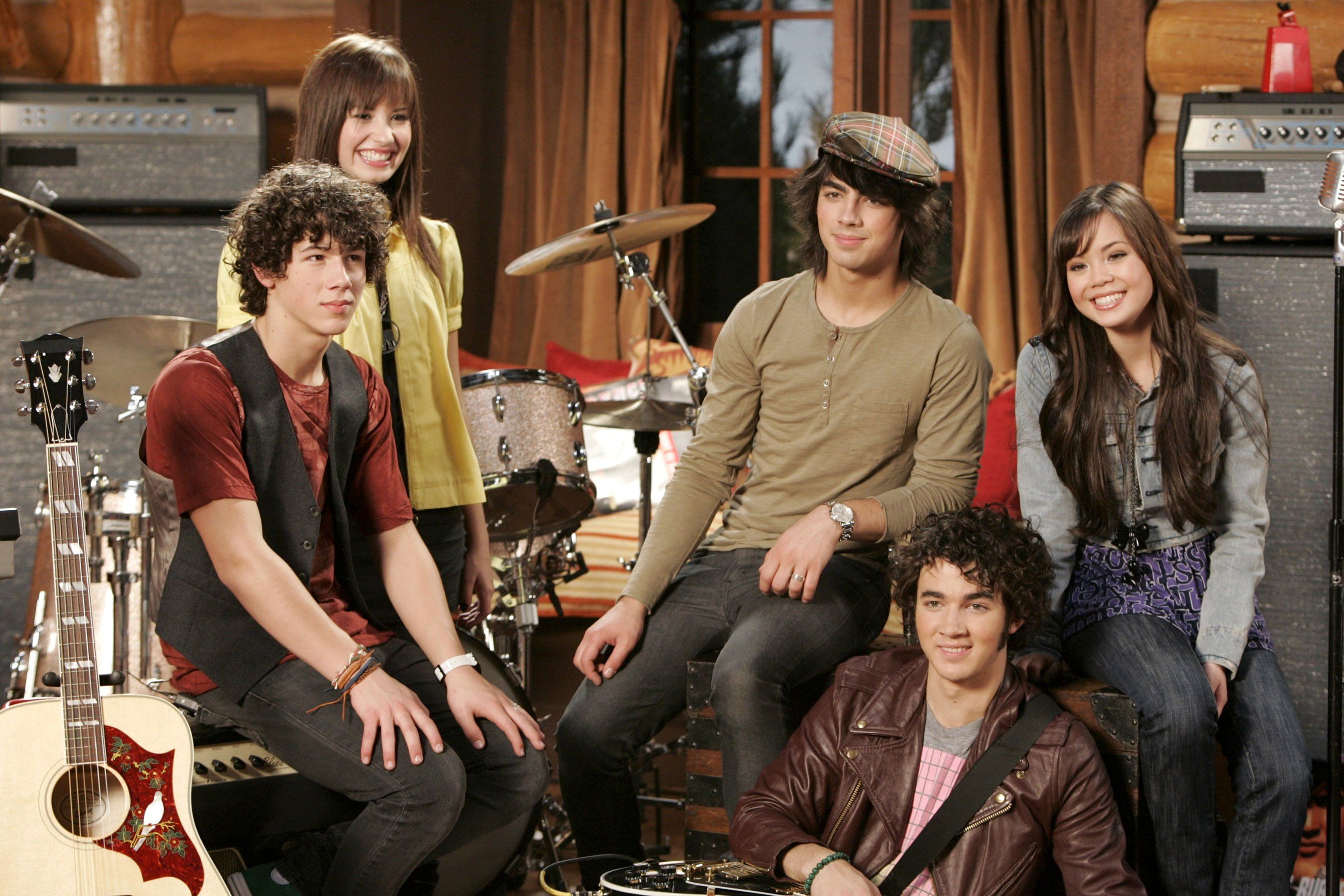 Camp Rock 3 divide a los fans entre la nostalgia y la polémica