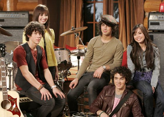 Camp Rock 3 divide a los fans entre la nostalgia y la polémica