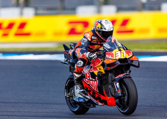 Pedro Acosta da la campanada en Sepang ante la debacle de los favoritos de MotoGP