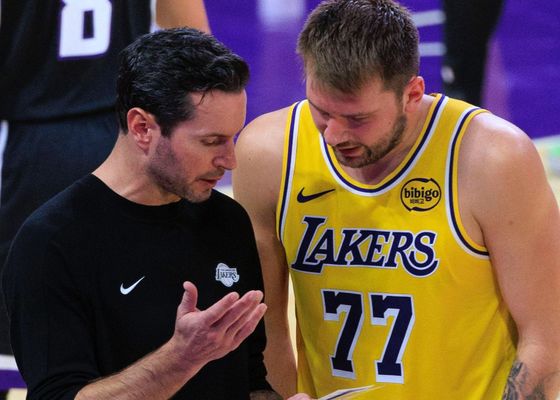 J.J. Redick explica el problema con Luka Doncic: "Esas cosas pasan y toca hacer repaso con algún jugador"