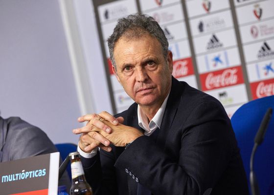 A Caparrós le sale un banquillo en Segunda