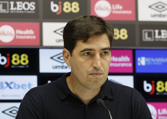 La renovación de Andoni Iraola, en pausa