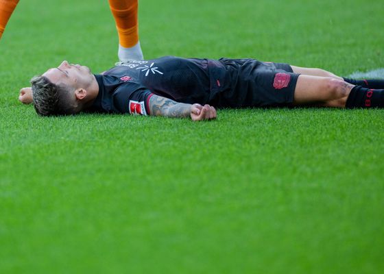 Alarma Grimaldo: abandonó el campo en camilla 