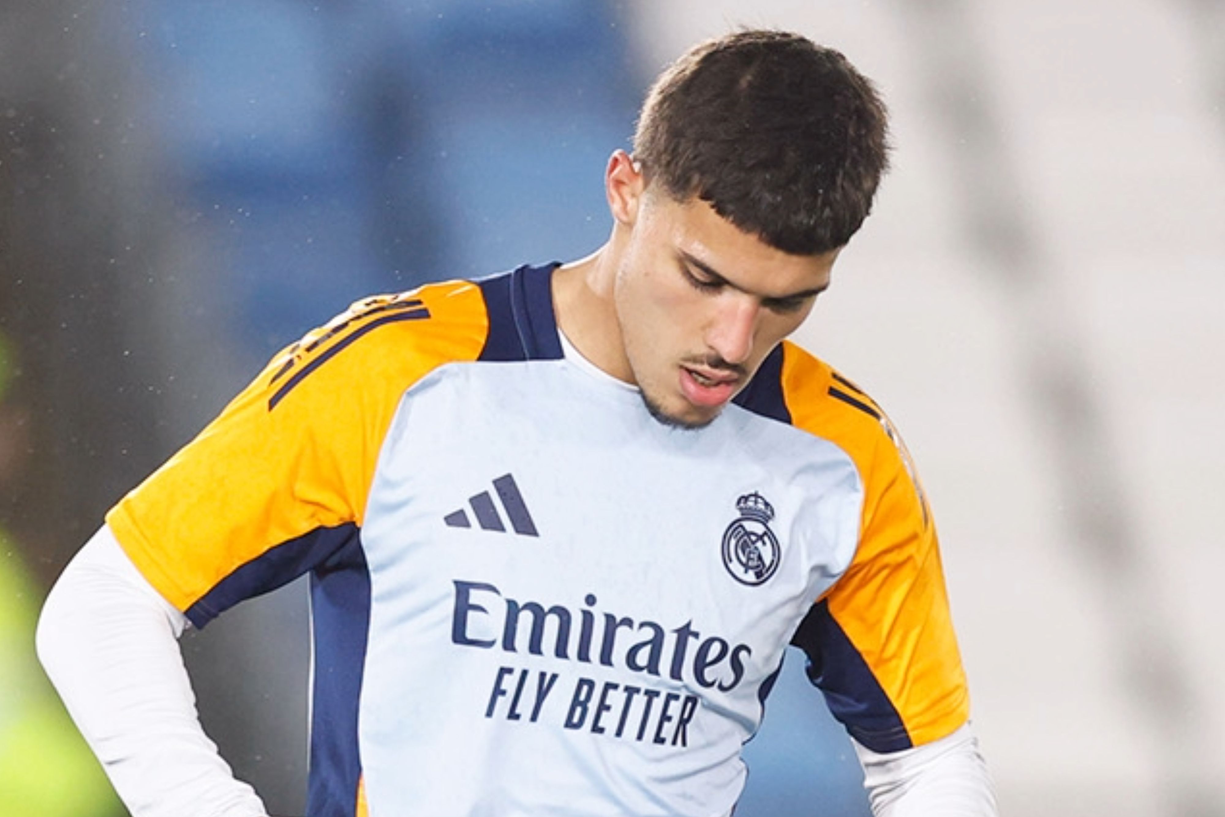 El Alavés firma a Youssef Enríquez hasta 2029