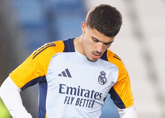 El Alavés firma a Youssef Enríquez hasta 2029