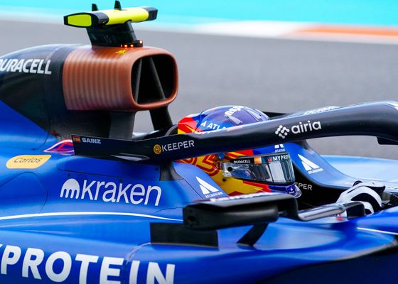 El archienemigo de Fernando Alonso pone por las nubes a Carlos Sainz: "En un McLaren, habría competido por el mundial"