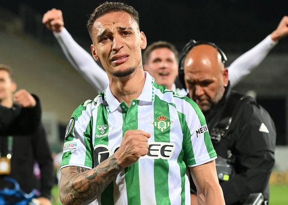 El Betis 'negocia' con Antony en plena celebración por la final