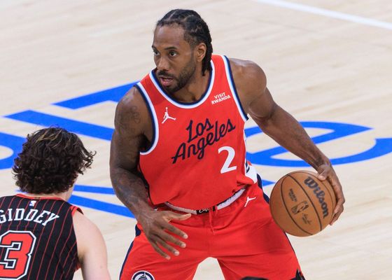 Kawhi Leonard se rebela y Kevin Durant se salva por los pelos