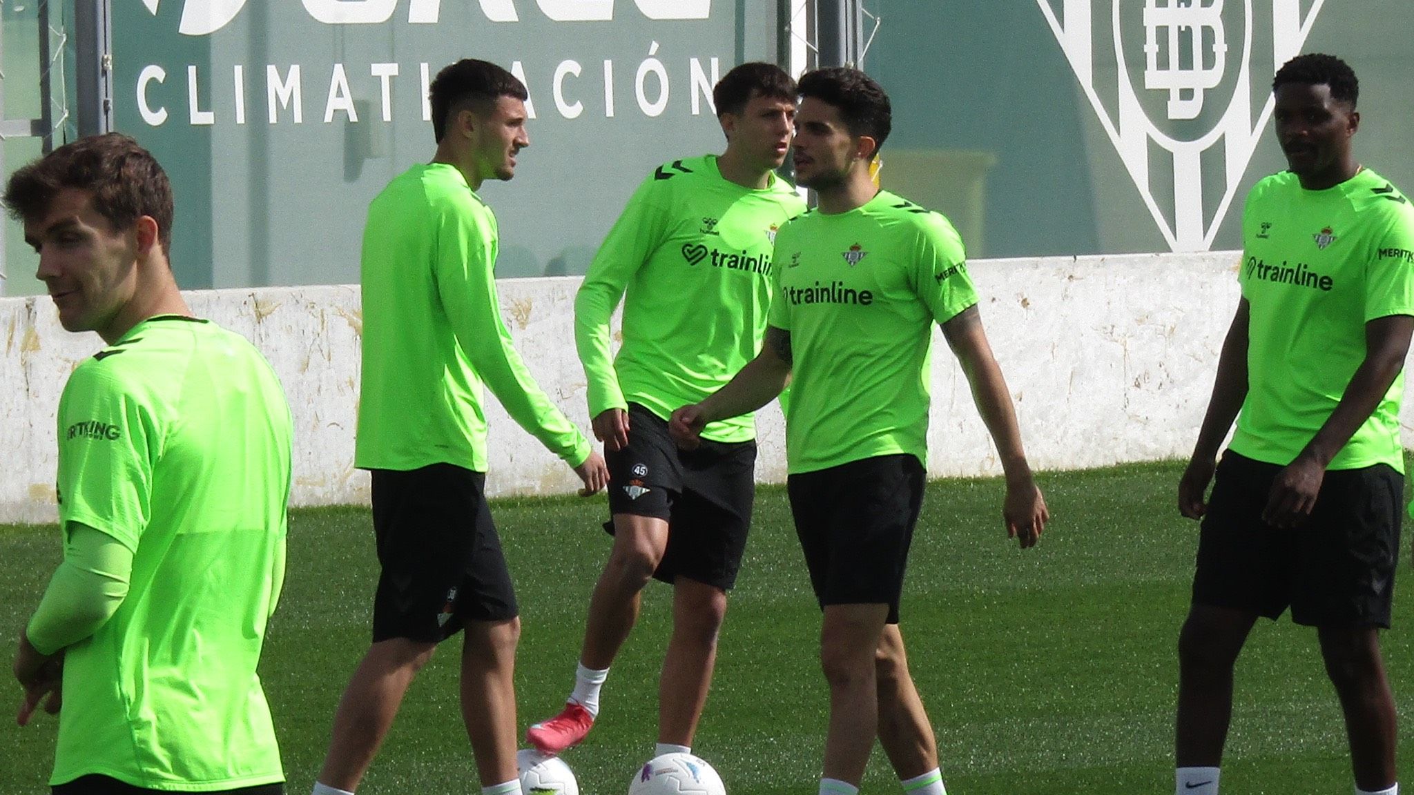Tres caras nuevas en el entrenamiento del Betis