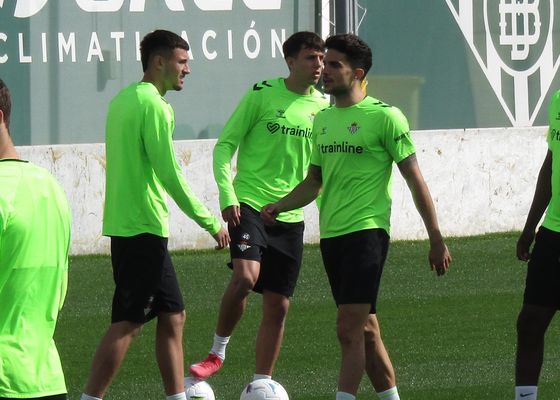 Tres caras nuevas en el entrenamiento del Betis