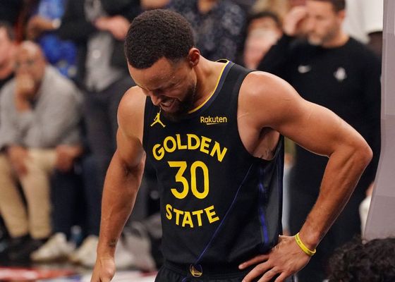 Stephen Curry y Joel Embiid, las dos caras de la moneda