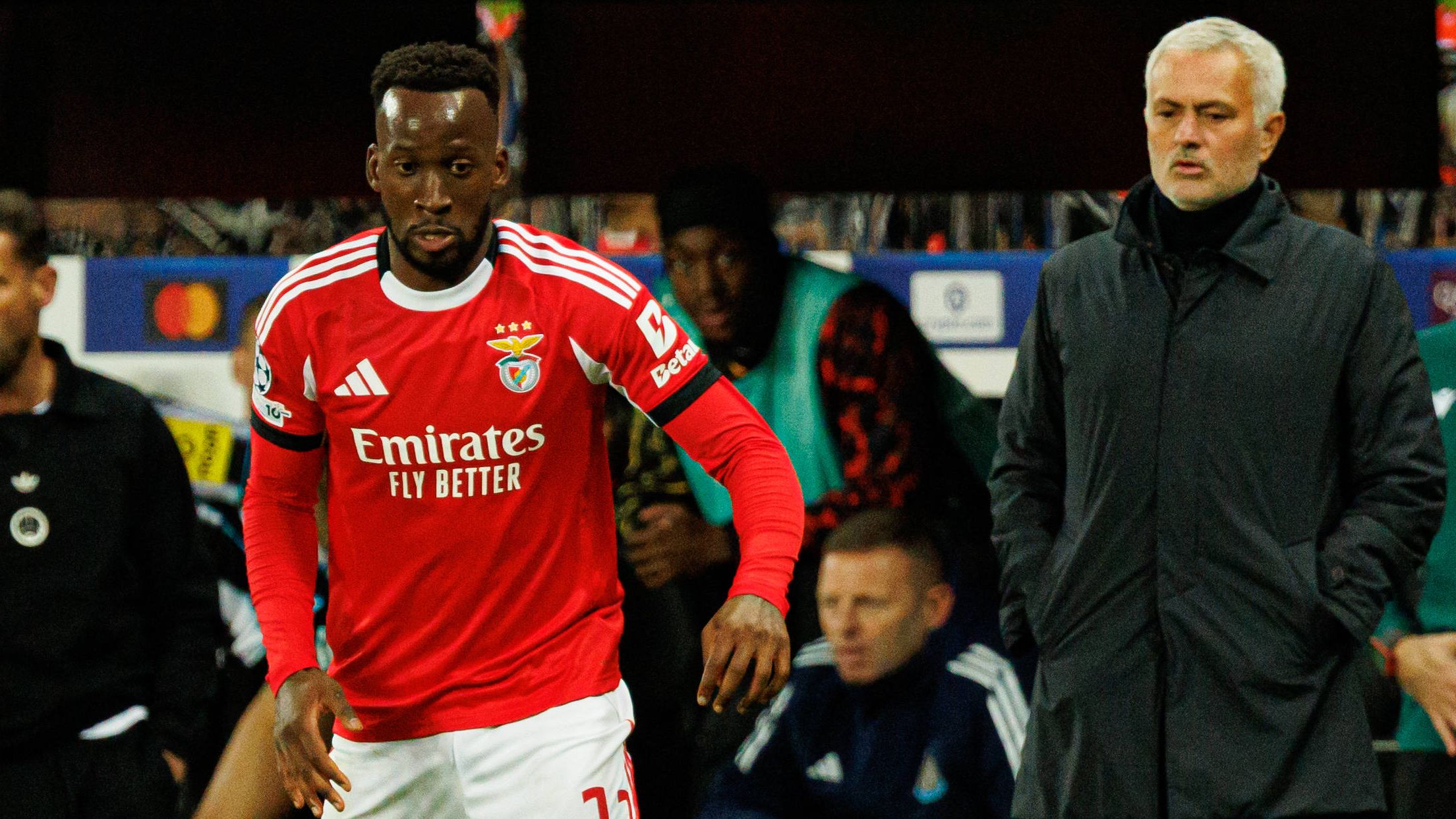 Puerta abierta para Lukébakio: el ex del Sevilla explota contra Mourinho y el Benfica busca una salida