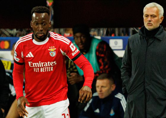 Puerta abierta para Lukébakio: el ex del Sevilla explota contra Mourinho y el Benfica busca una salida 