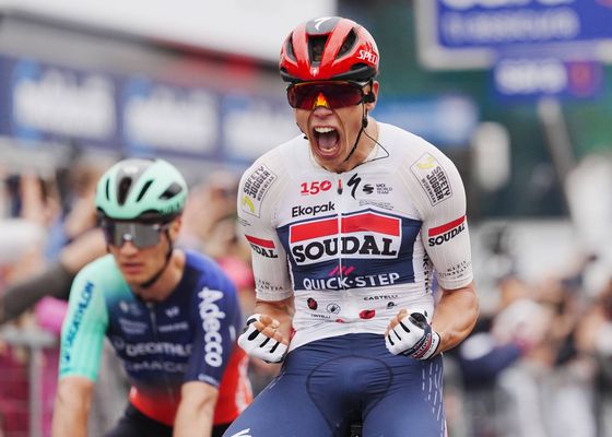 Paul Magnier se corona en el Giro en medio de una tremenda caída