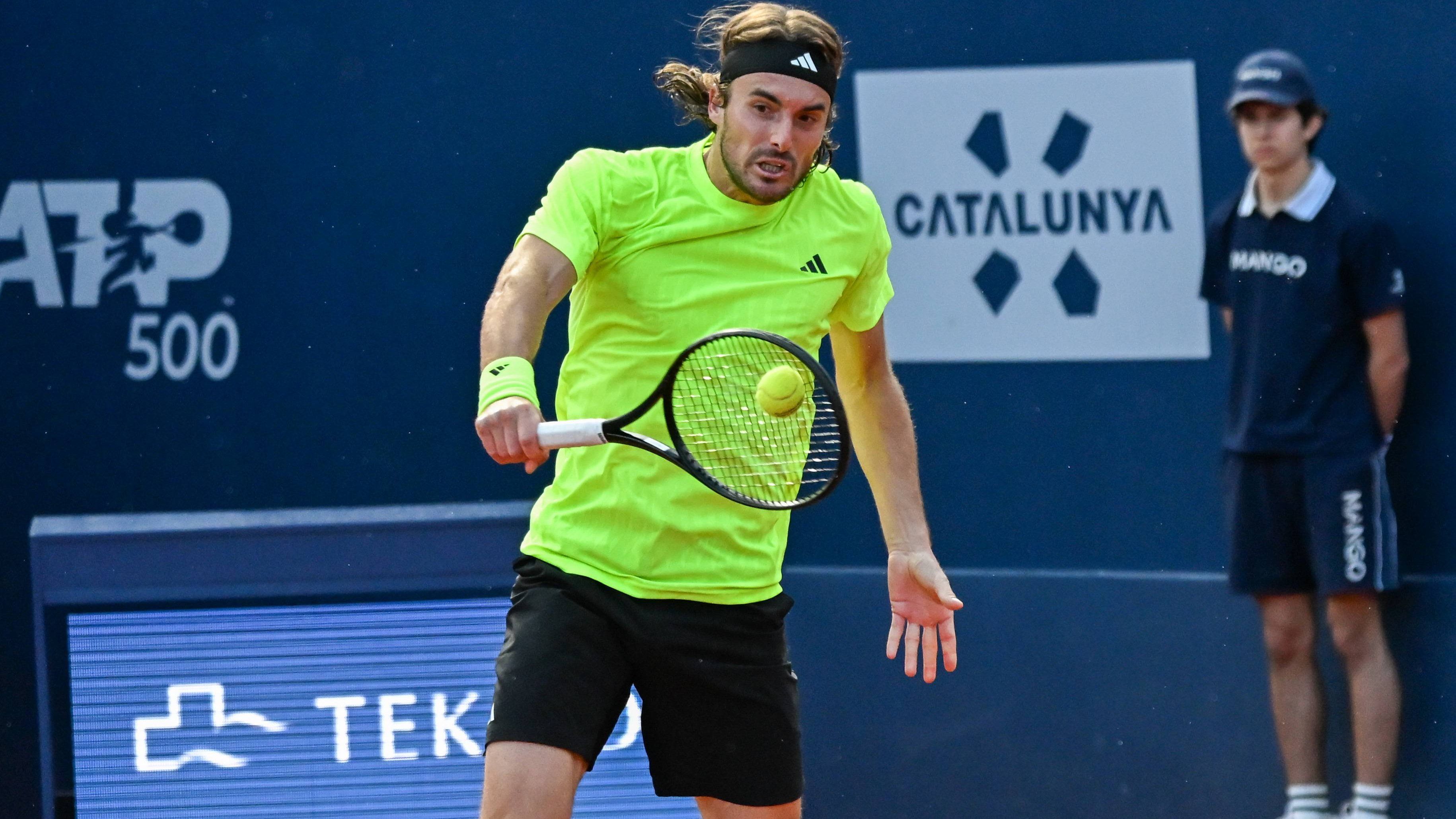 Tsitsipas consigue su venganza en Barcelona