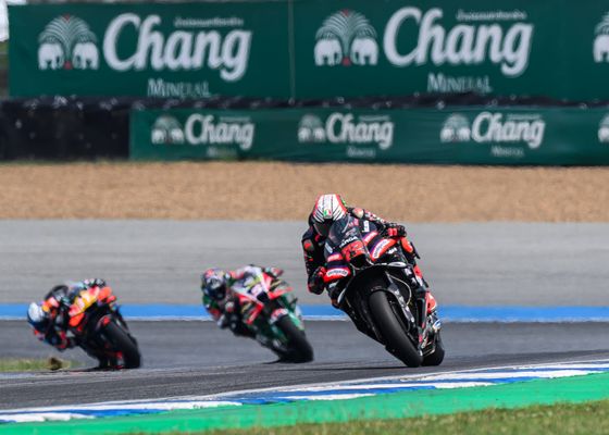 Bezzecchi confirma el salto de Aprilia y marca territorio en Buriram