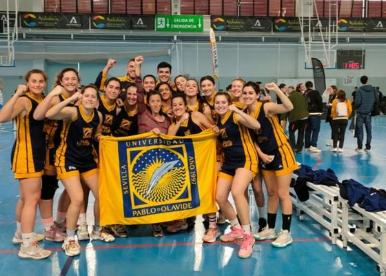 El equipo de baloncesto femenino de la UPO se alza con el bronce en los Campeonatos de Andalucía Universitarios