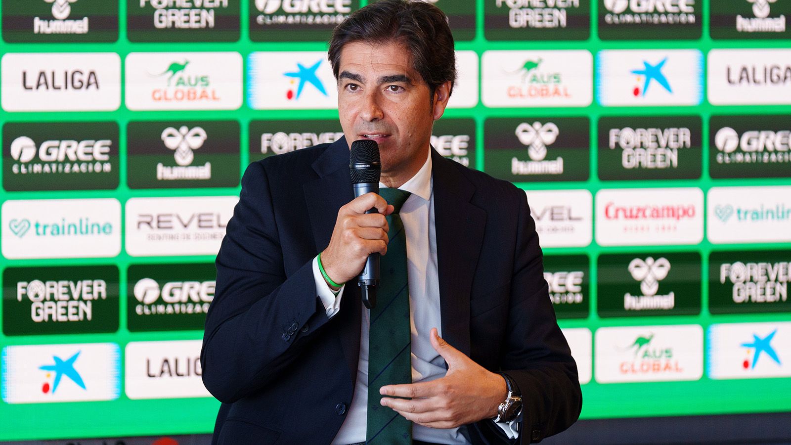 Ángel Haro confirma dos fichajes y dos ventas millonarias del Betis y habla de Ceballos  