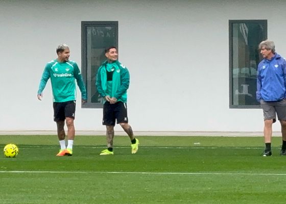 Cucho, Chimy Ávila y Bellerín regresan en solitario en una sesión del Real Betis con una importante ausencia