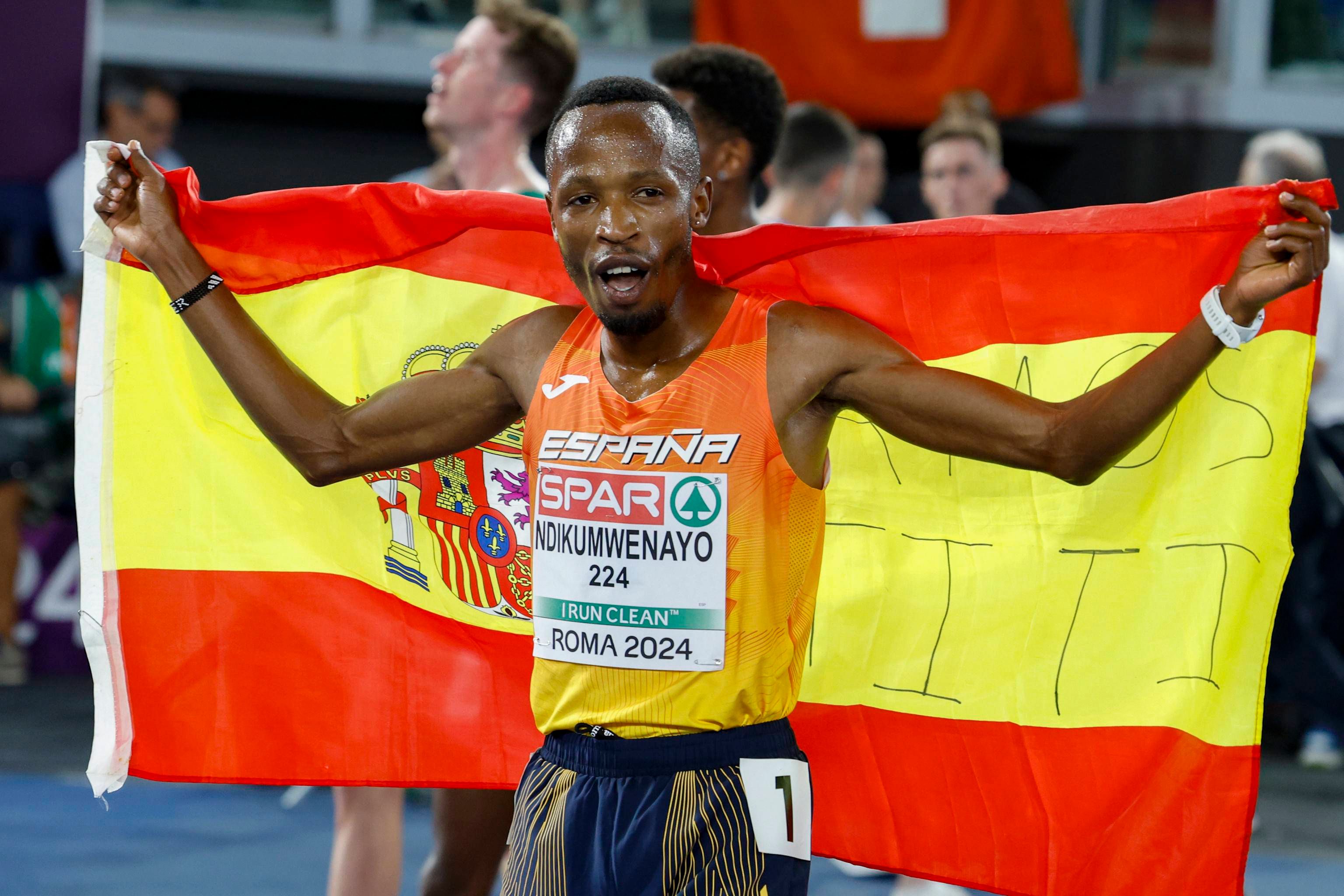 Thierry Ndikumwenayo y Beatrice Chebet alcanzan la gloria en el Cross Internacional de Itálica 2024