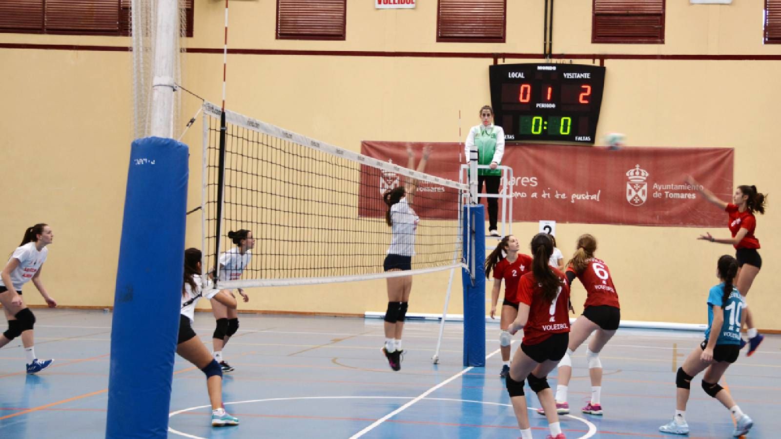 Los deportistas se citaron en Badolatosa para disputar la penúltima jornada de la temporada de voleibol