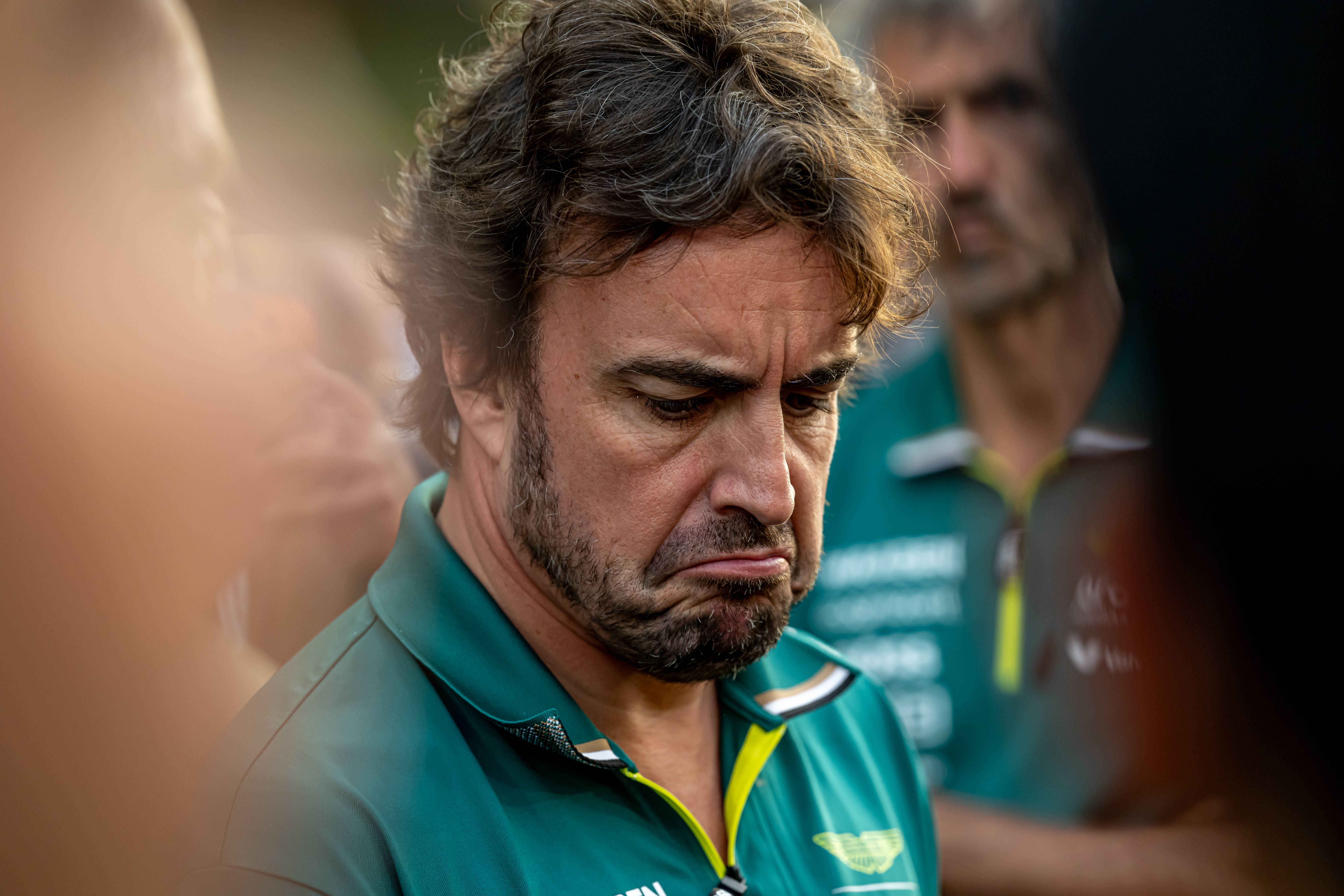 Fernando Alonso, al límite con el AMR26: ''Está contando hasta 10 para no decir nada''