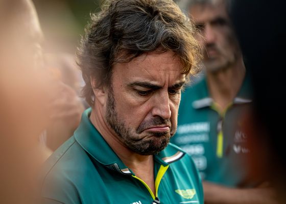 Fernando Alonso, al límite con el AMR26: ''Está contando hasta 10 para no decir nada''