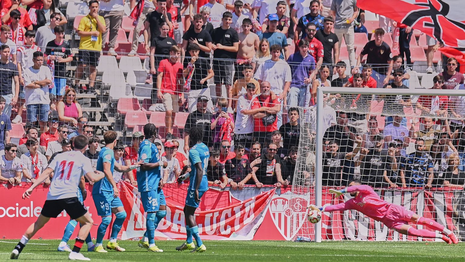 Sevilla Atlético 0-0 Betis Deportivo: Alberto Flores y Guilherme ponen gafas a un tenso derbi