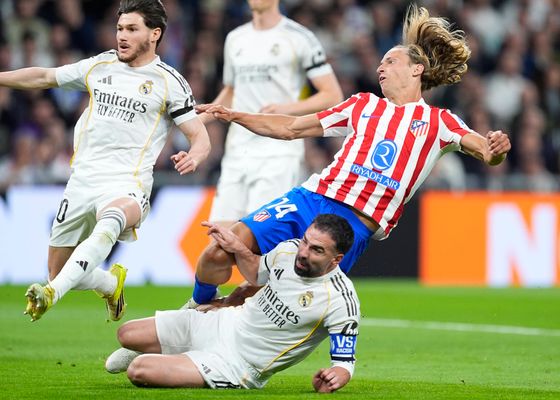Las quejas de Marcos Llorente por el posible penalti de Carvajal: “Me vino un tren por delante”