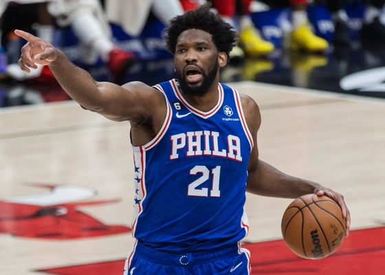 Joel Embiid regresa por la puerta grande y Luka Doncic acaba cariacontecido