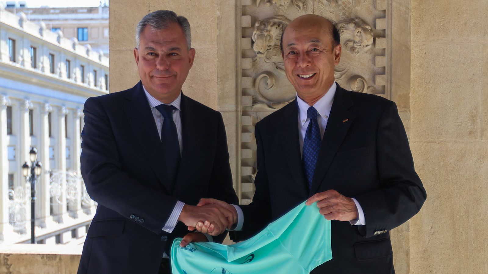 El Maratón de Sevilla 2024 ya tiene su camiseta conmemorativa