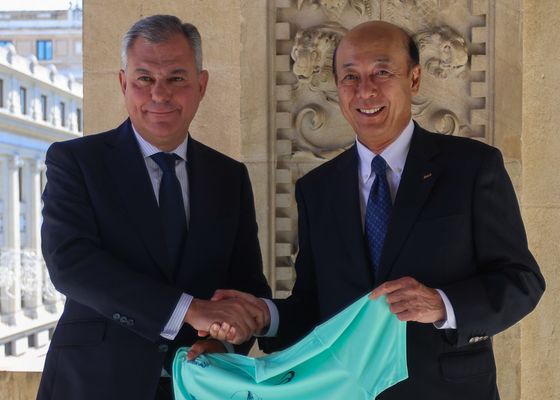 El Maratón de Sevilla 2024 ya tiene su camiseta conmemorativa