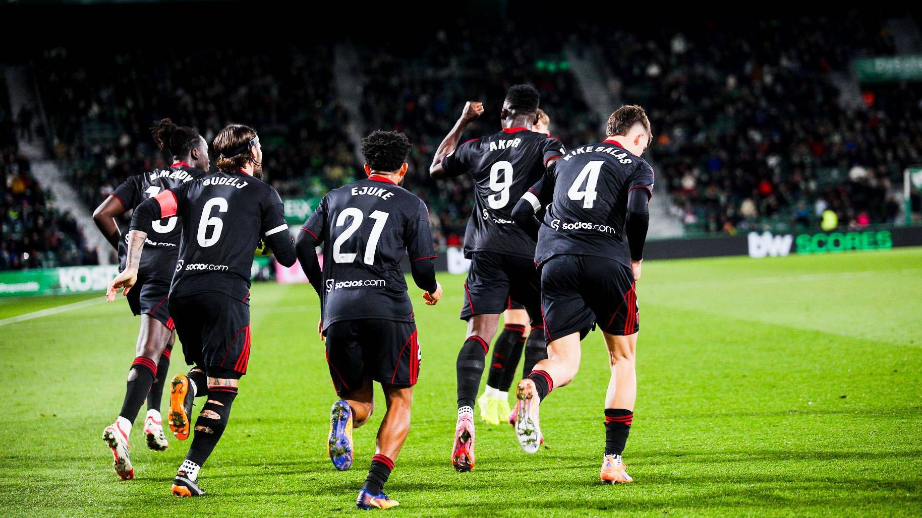 El Sevilla rompe cuatro rachas negativas con el doblete de Akor Adams en Elche: primera vez que no pierde en los 11 partidos que encajó primero