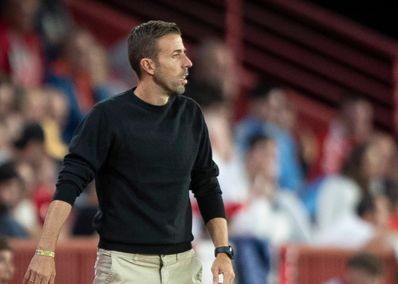 Luis García 'choca' contra un jugador de su equipo