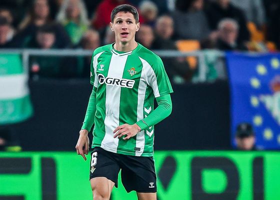Sergi Altimira, pieza estratégica en el mercado invernal de fichajes del Real Betis: el Eintracht de Frankfurt vuelve a la carga con varios clubes ingleses acechando